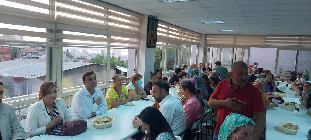 AK Parti İzmir ailesi, Cemevi’nde vatandaşlarla oruç açtı 3