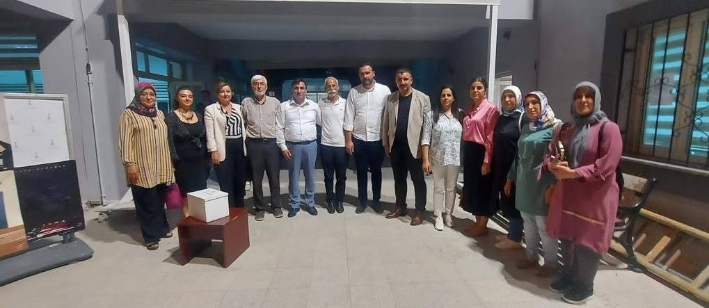 AK Parti İzmir ailesi, Cemevi’nde vatandaşlarla oruç açtı 4