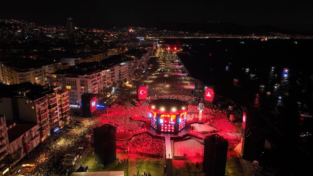 İzmir’in kurtuluşunun 100. yılında tarihe geçen kutlama yapıldı 1