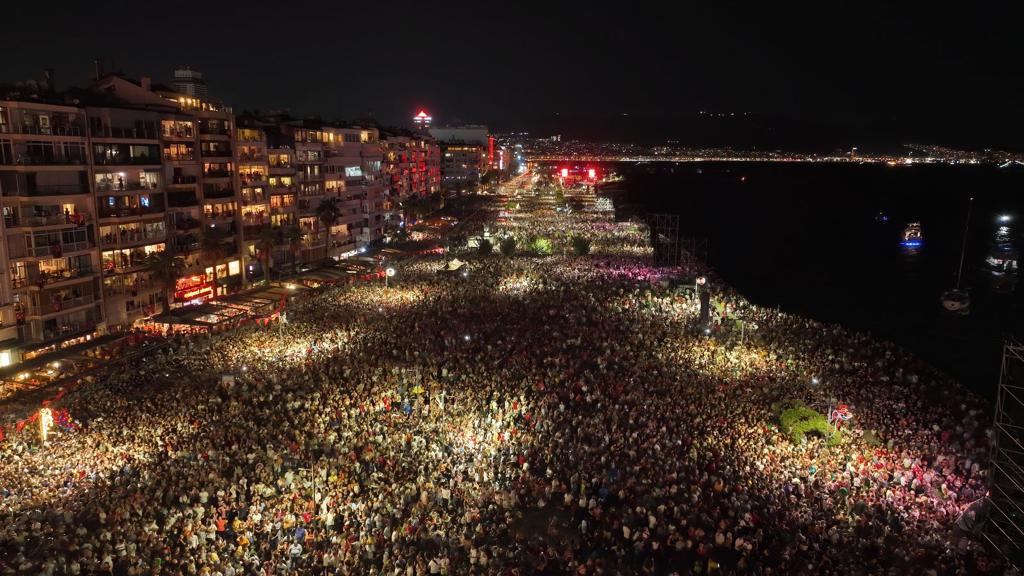 İzmir’in kurtuluşunun 100. yılında tarihe geçen kutlama yapıldı 2