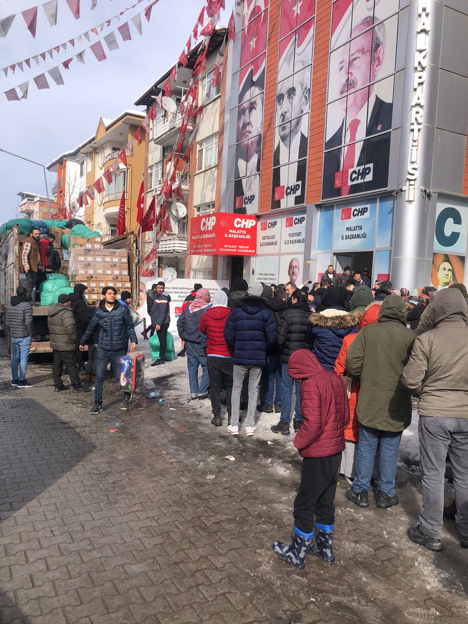 Güzelbahçe'den 3 günde 5 bin depremzedeye ulaştılar 2