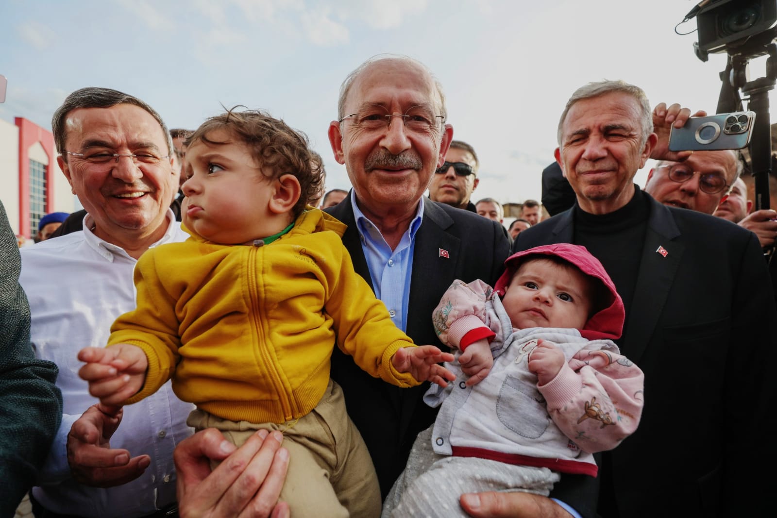 Kılıçdaroğlu Konak Belediyesi’nin çadır kentini ziyaret etti 1