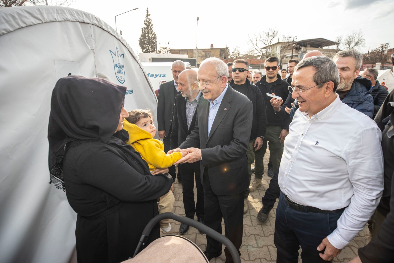 Kılıçdaroğlu Konak Belediyesi’nin çadır kentini ziyaret etti 2
