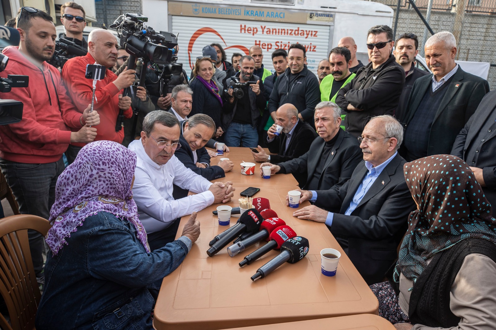 Kılıçdaroğlu Konak Belediyesi’nin çadır kentini ziyaret etti 5