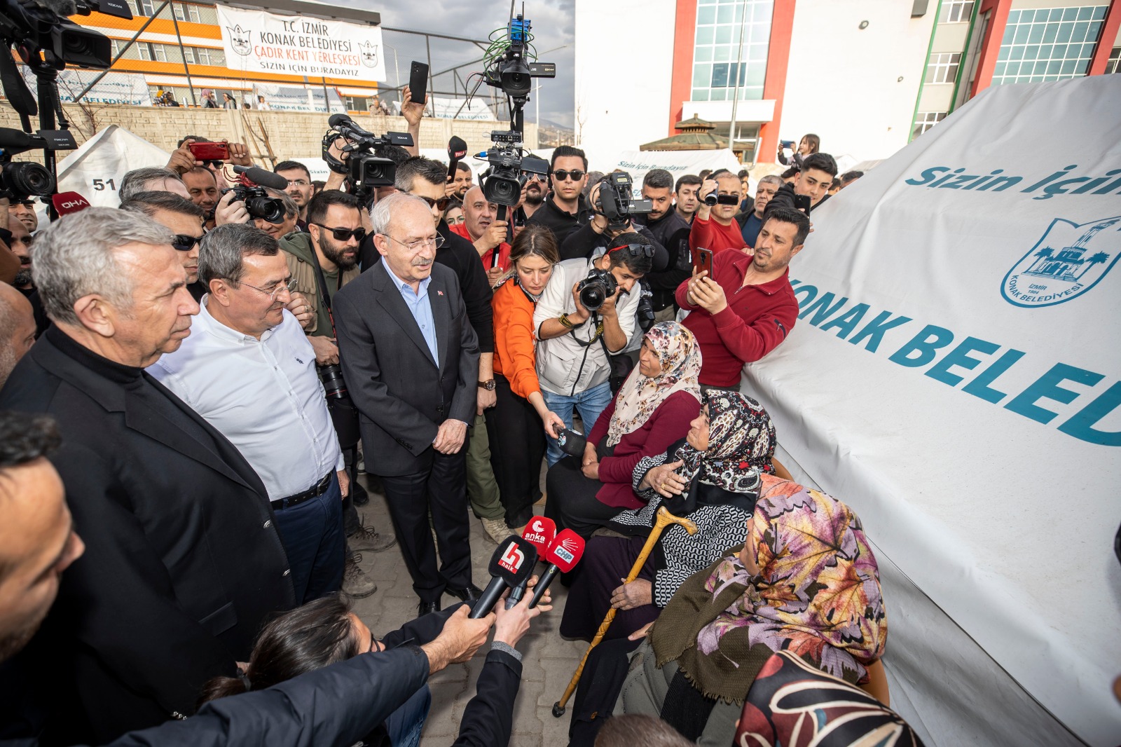 Kılıçdaroğlu Konak Belediyesi’nin çadır kentini ziyaret etti 6