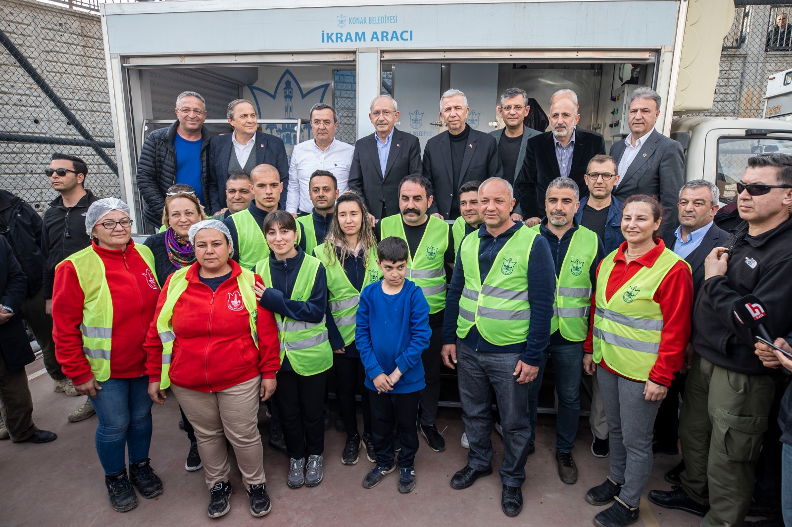 Kılıçdaroğlu Konak Belediyesi’nin çadır kentini ziyaret etti 7
