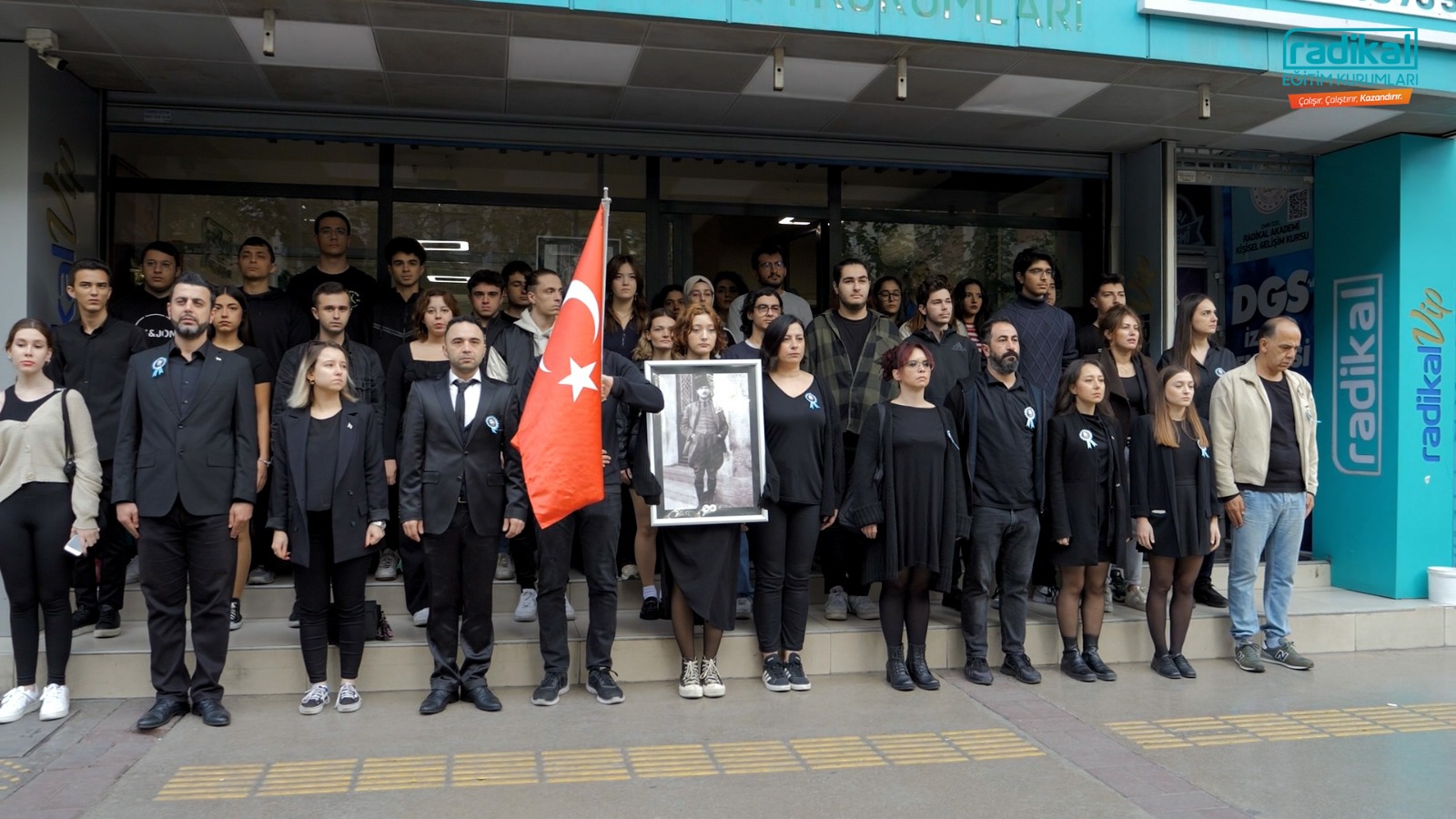 "Radikal Eğitim Kurumları, Atatürk'ün 85. Ölüm Yıl Dönümünde İzmir'de Anma Töreni Düzenledi" 2