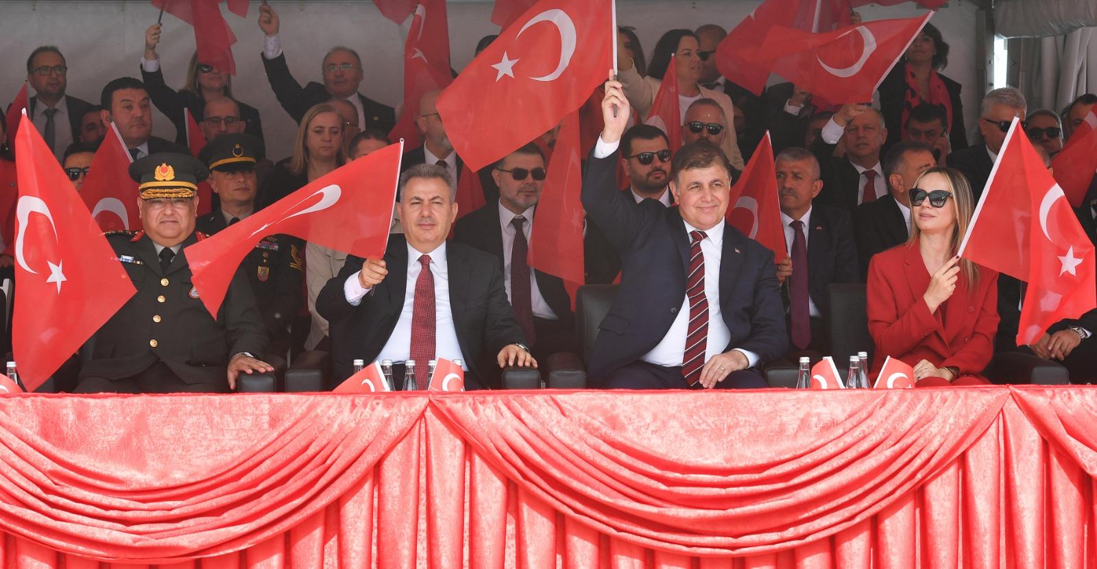 Cumhuriyet Meydanı çocukların gösterileriyle renklendi 1