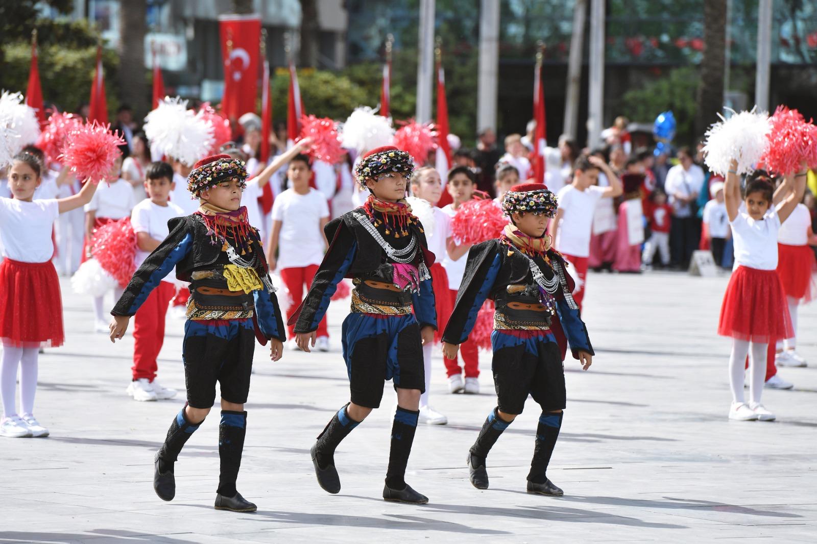 Cumhuriyet Meydanı çocukların gösterileriyle renklendi 2