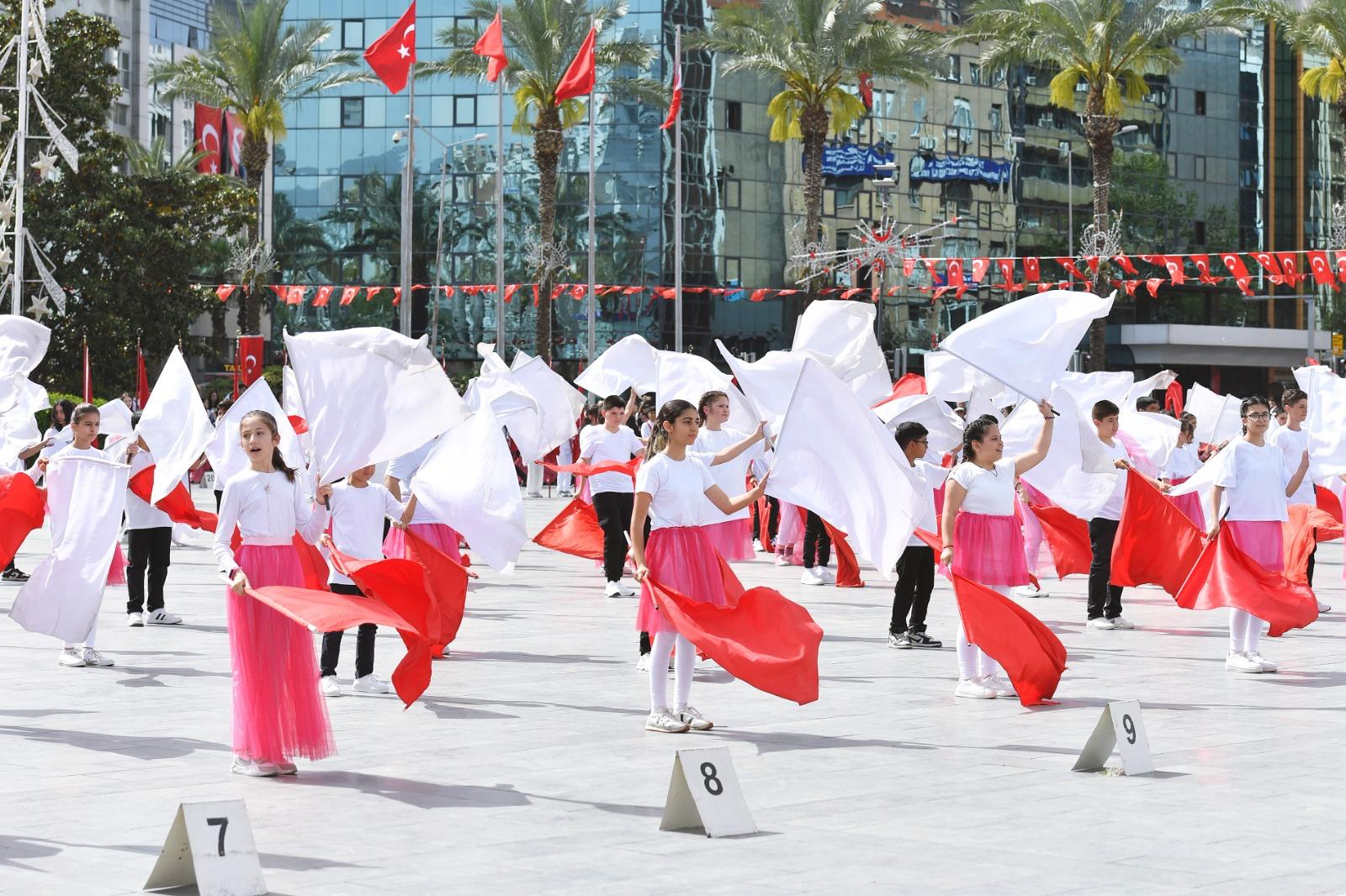 Cumhuriyet Meydanı çocukların gösterileriyle renklendi 5