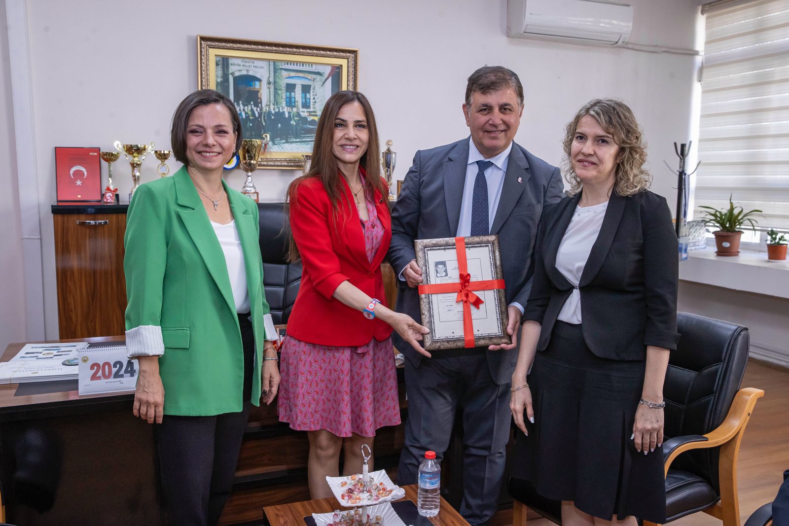 İlkokul diploması mezun olduğu lisede hediye edildi 1