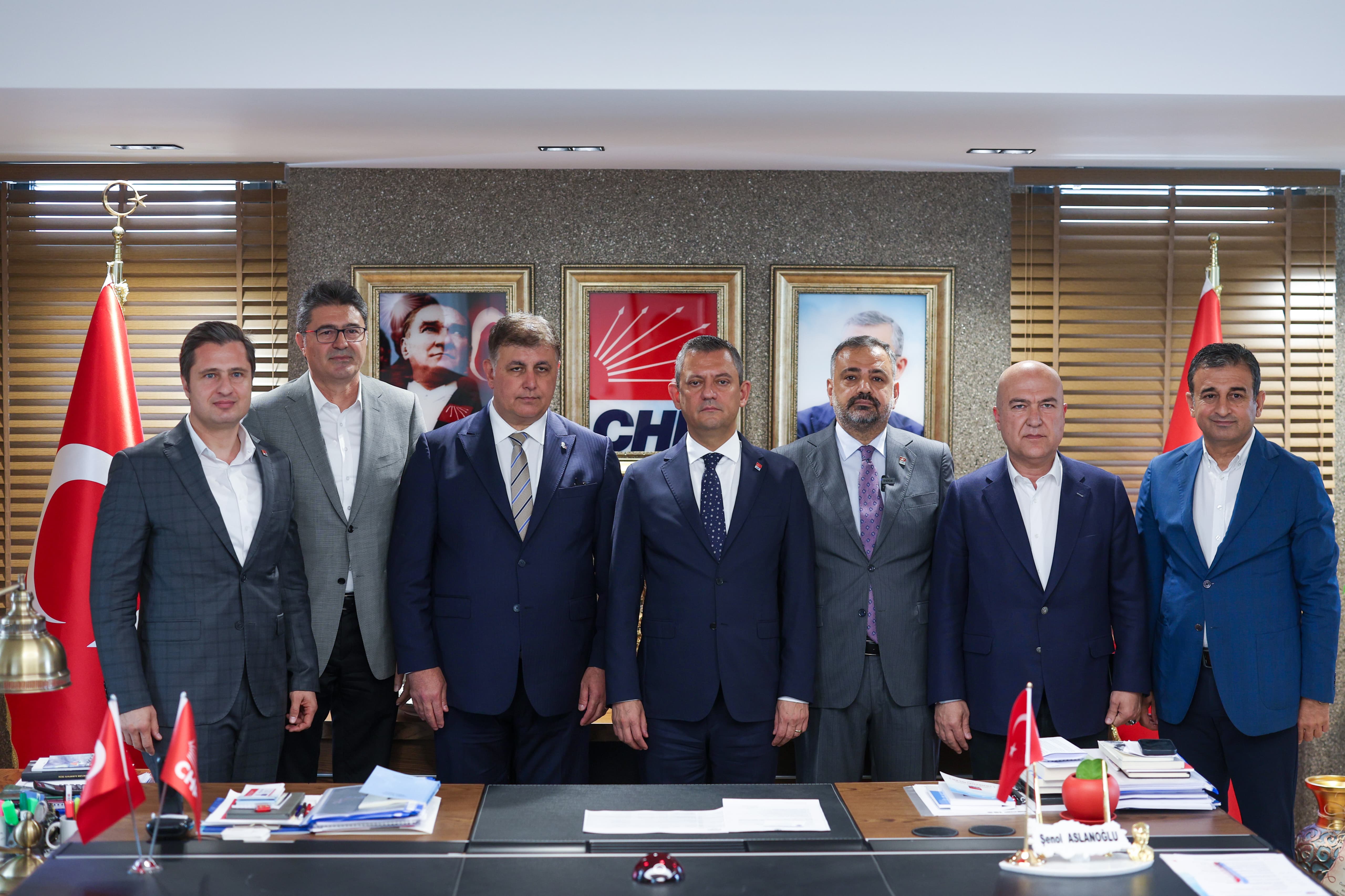 CHP Genel Başkanı Özgür Özel İzmir'e geldi 1