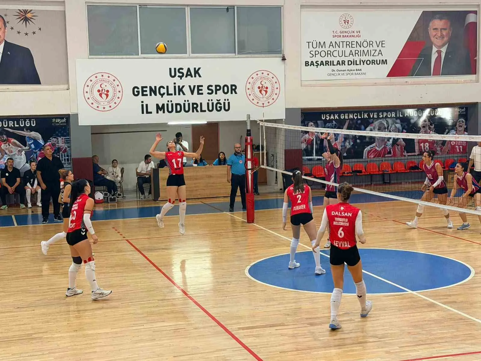 Turgutlu’da voleybol rüzgarı zirveye taşıdı: Sultanlar namağlup lider