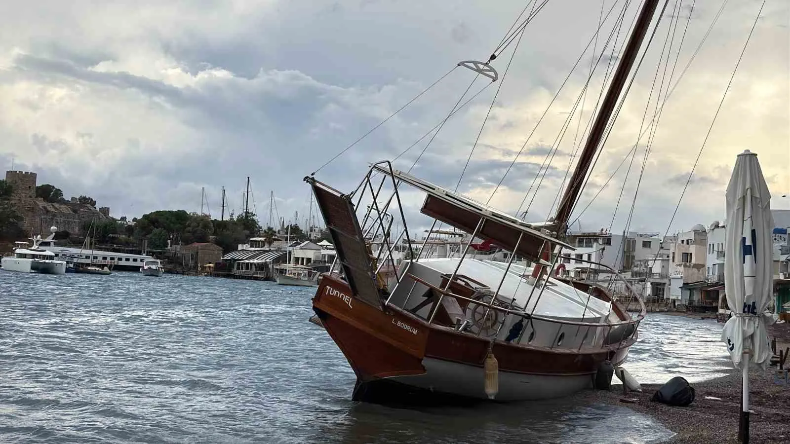 Bodrum'da fırtına dehşeti: Milyonluk tekne sahile vurdu