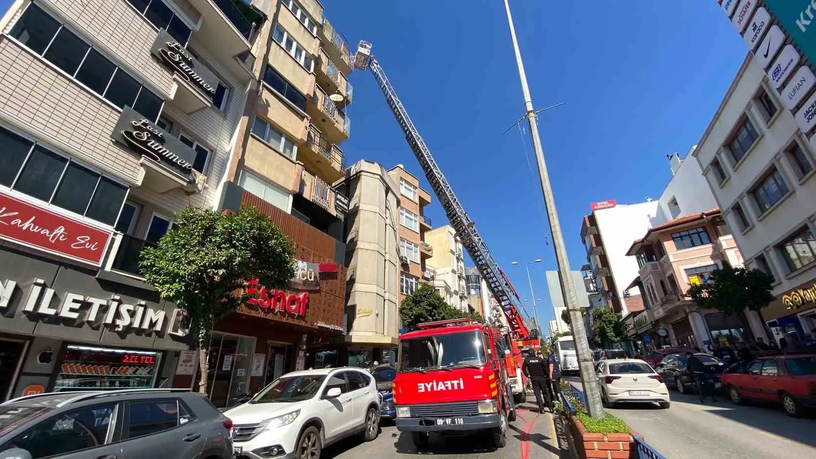 Aydın’da öğle saatlerinde korkutan dumanlar: Dürümcü bacası alev aldı