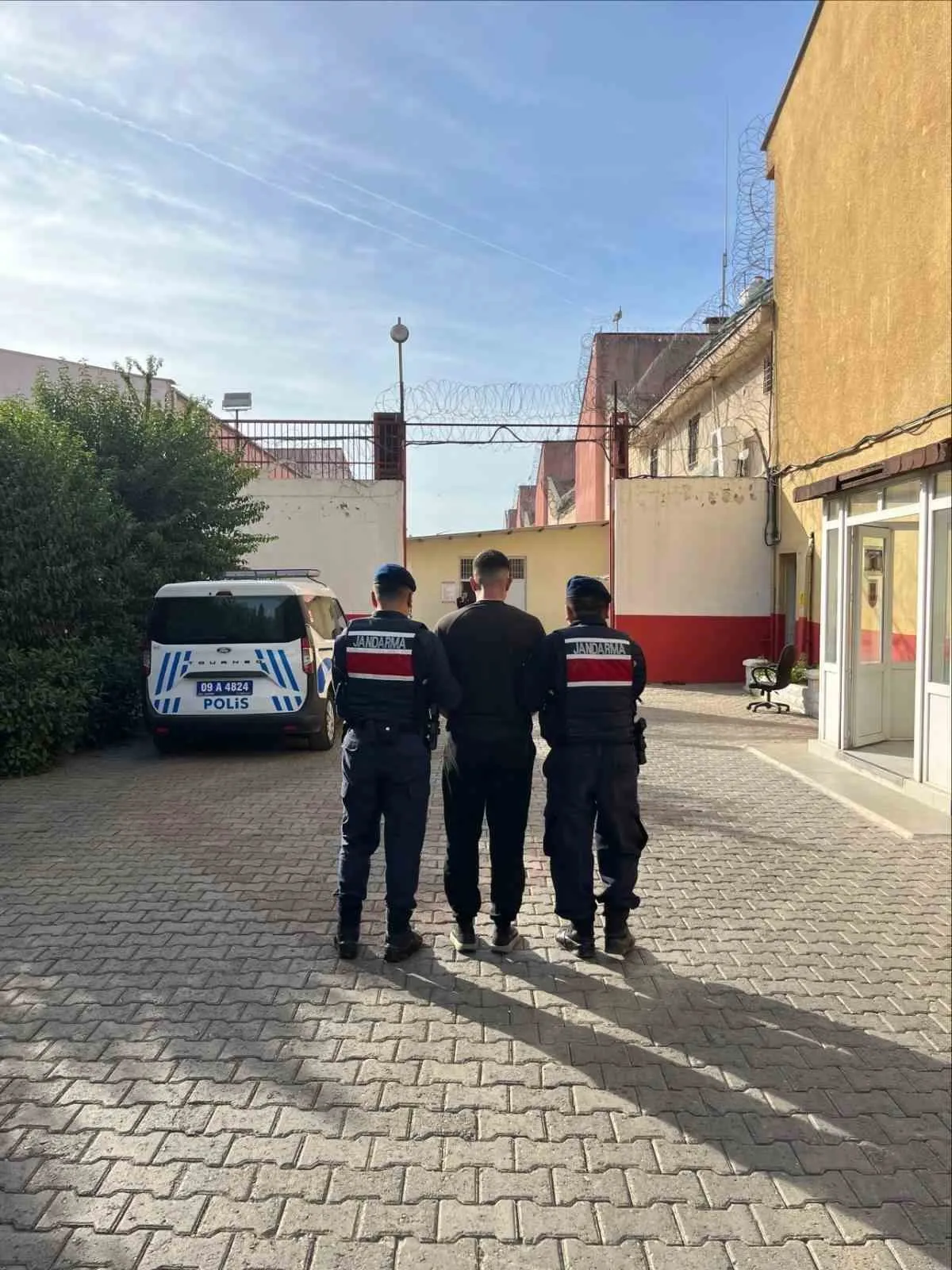 Aydın’da jandarmadan zehir tacirlerine geçit yok: 20 yıllık hapis cezası olan firariler yakalandı