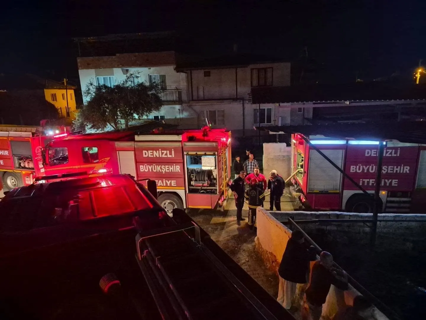 Denizli'de korkutan yangın: Besihanedeki samanlar küle döndü
