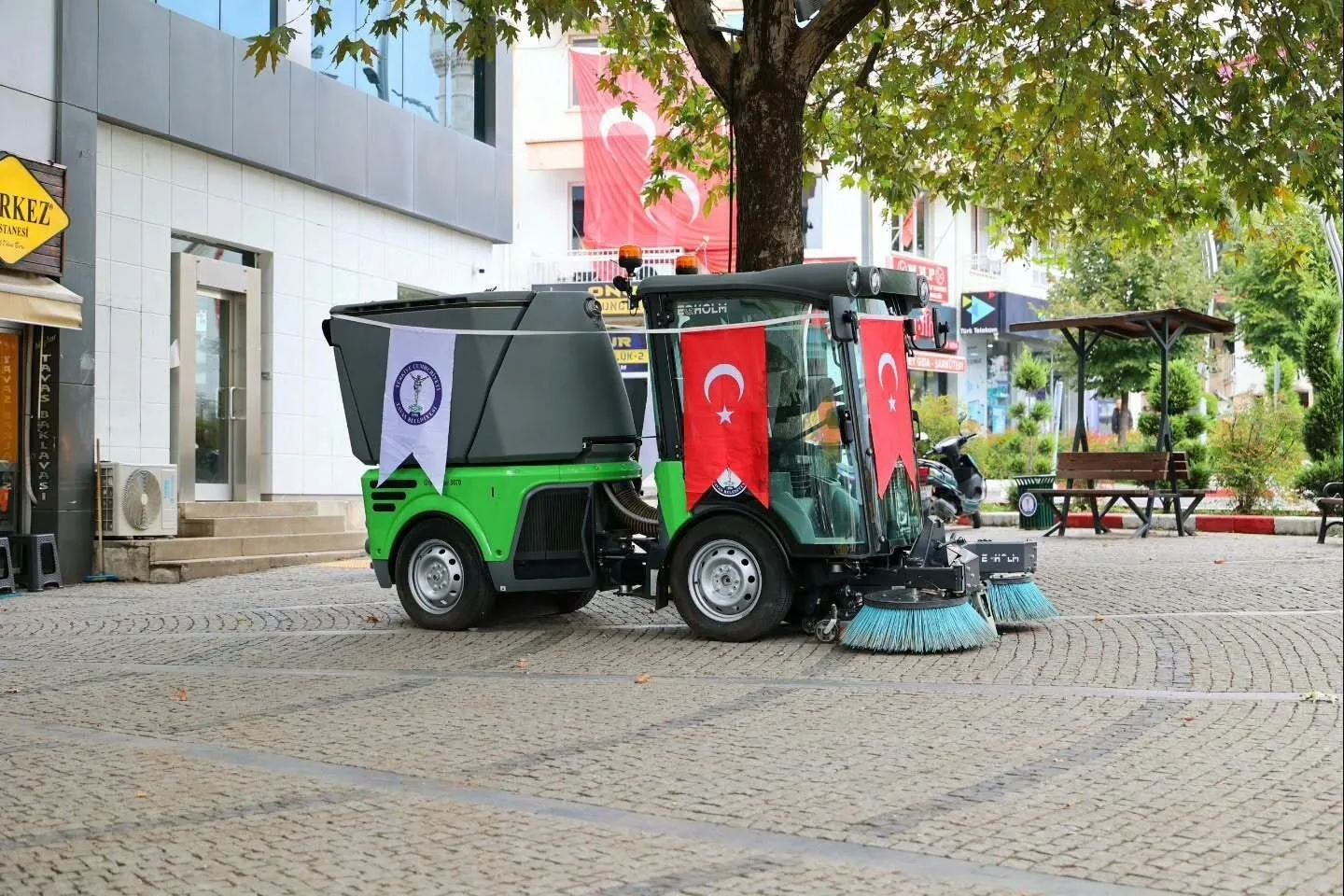 Tavas sokaklarında temizlik devri: Belediye filosunu teknolojiyle donattı