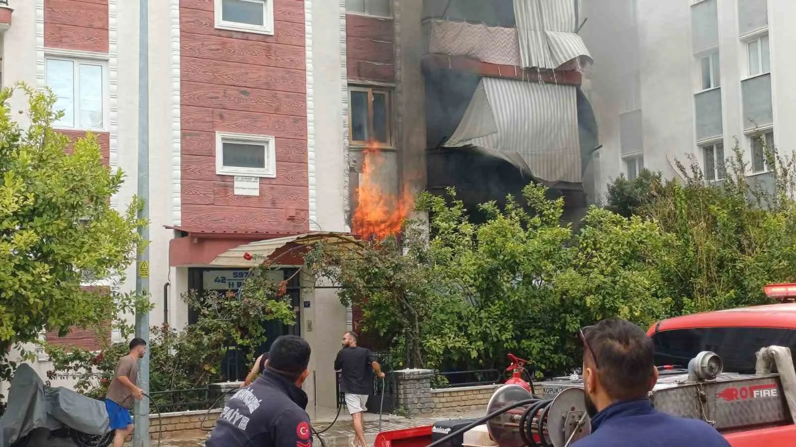 Efeler’de korkutan yangın: Ekipler alevlere karşı zamanla yarışıyor
