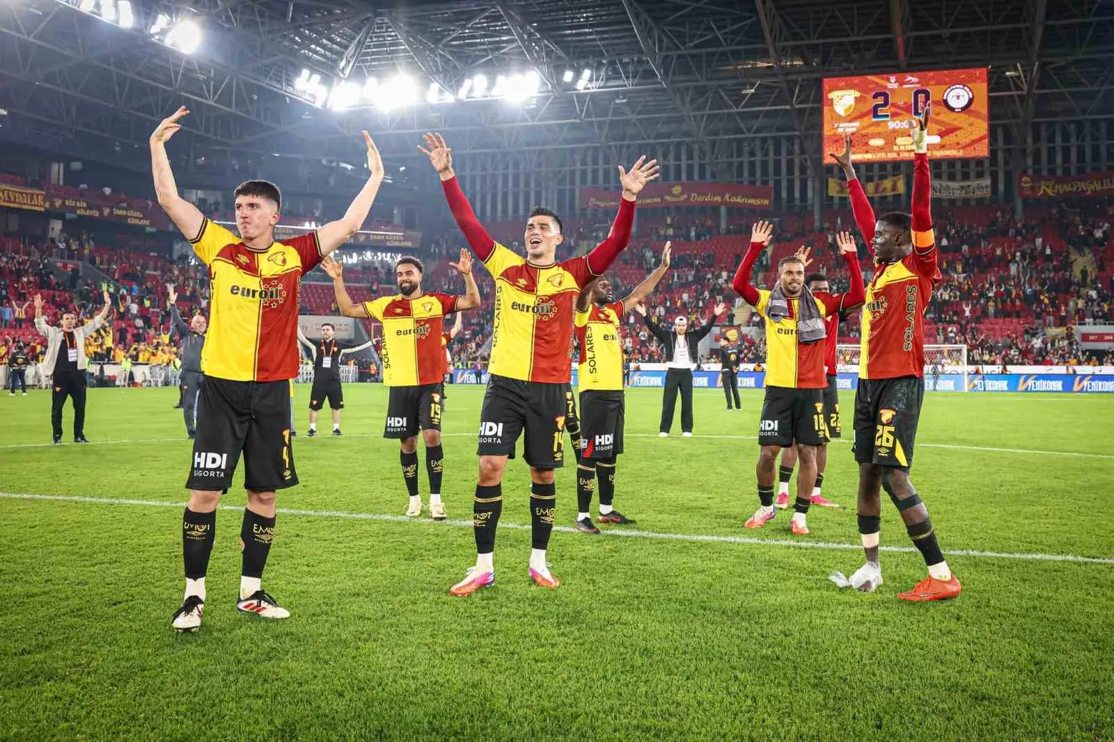 Göztepe’nin hücum hattı şaha kalktı ama savunma alarm veriyor