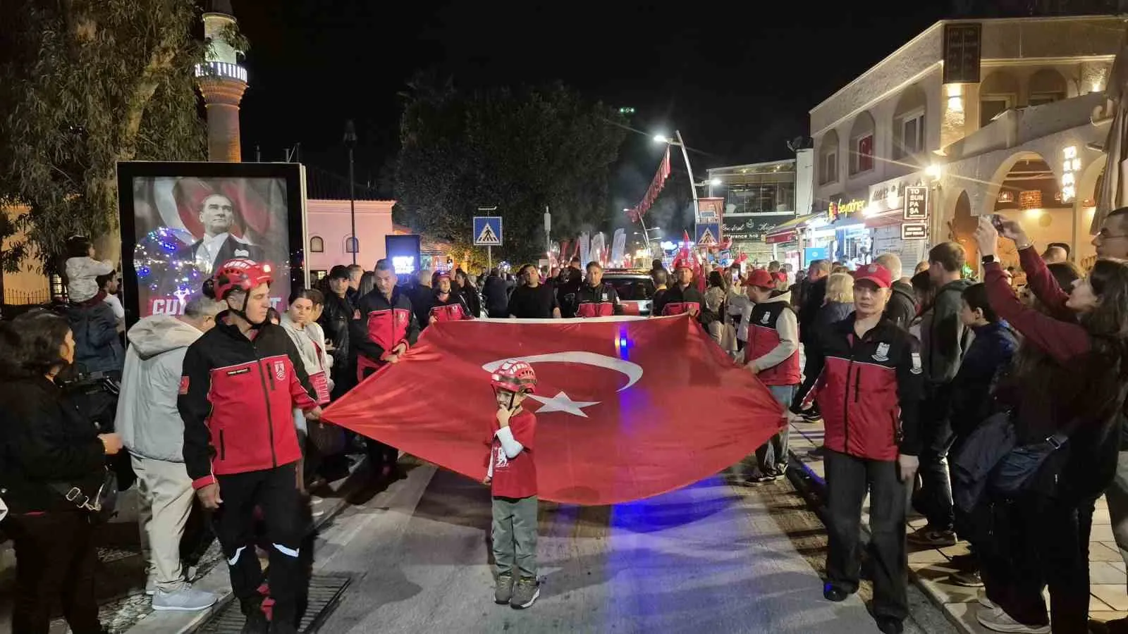 Bodrum’da Cumhuriyet coşkusu zirve yaptı: Fener alayı ve Dedublüman ile unutulmaz gece