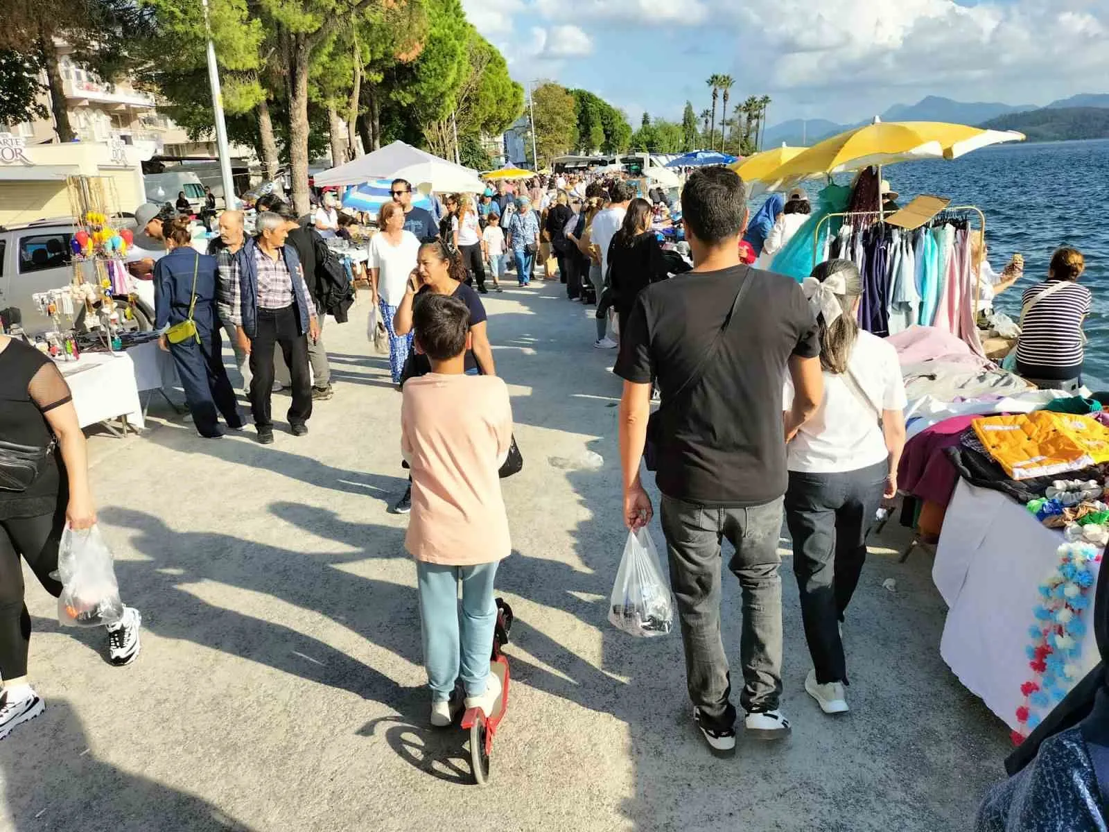 Köyceğiz'de pazar bereketi: İkinci el tutkunları Atatürk Kordonu'na akın etti