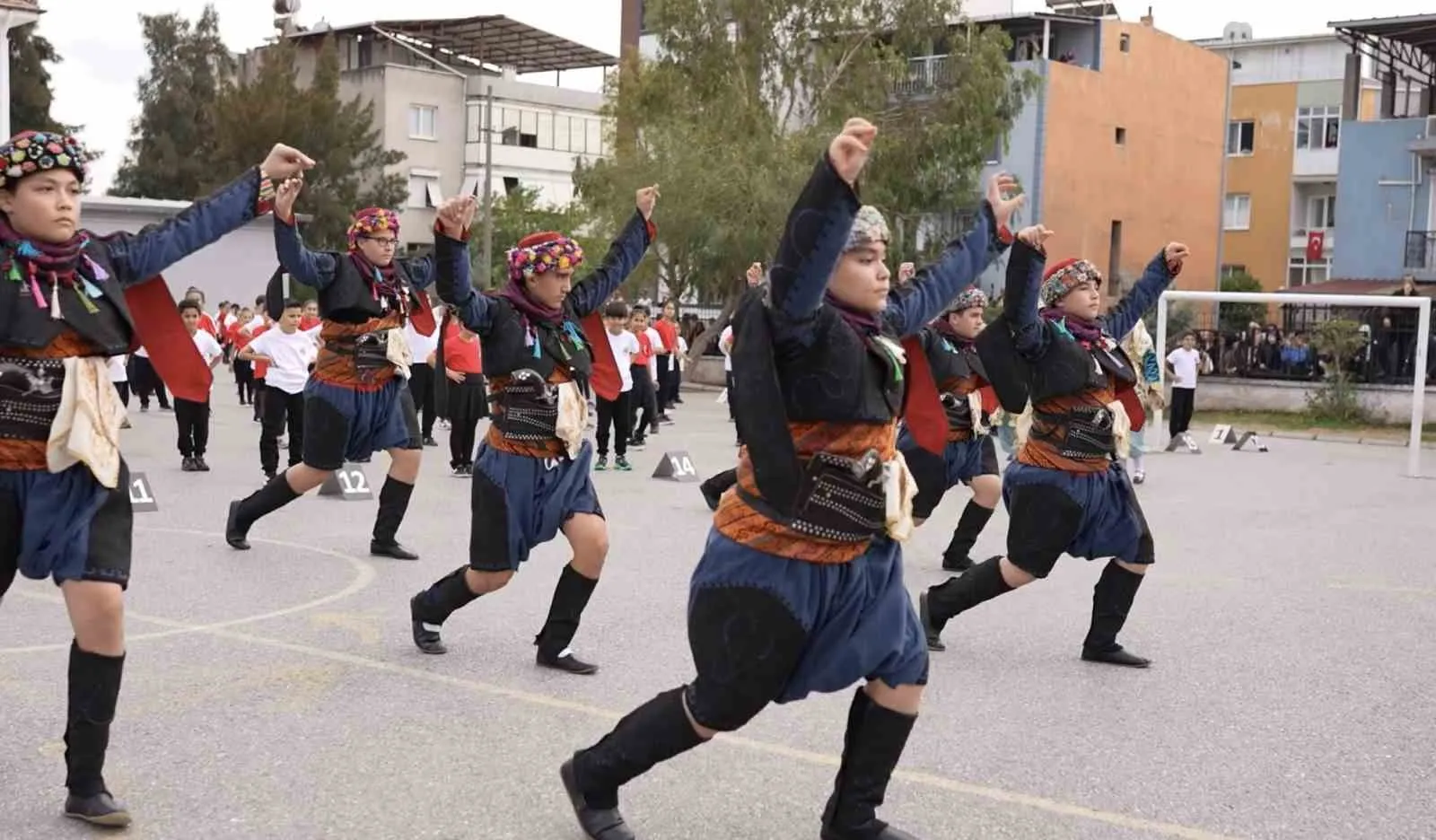 Minik öğrencilerden Buca’da dev Cumhuriyet imzası