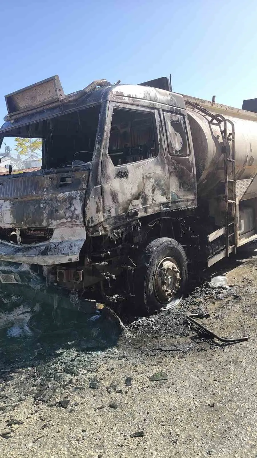 Afyonkarahisar'da korku dolu anlar: Park halindeki tanker alevlere teslim oldu