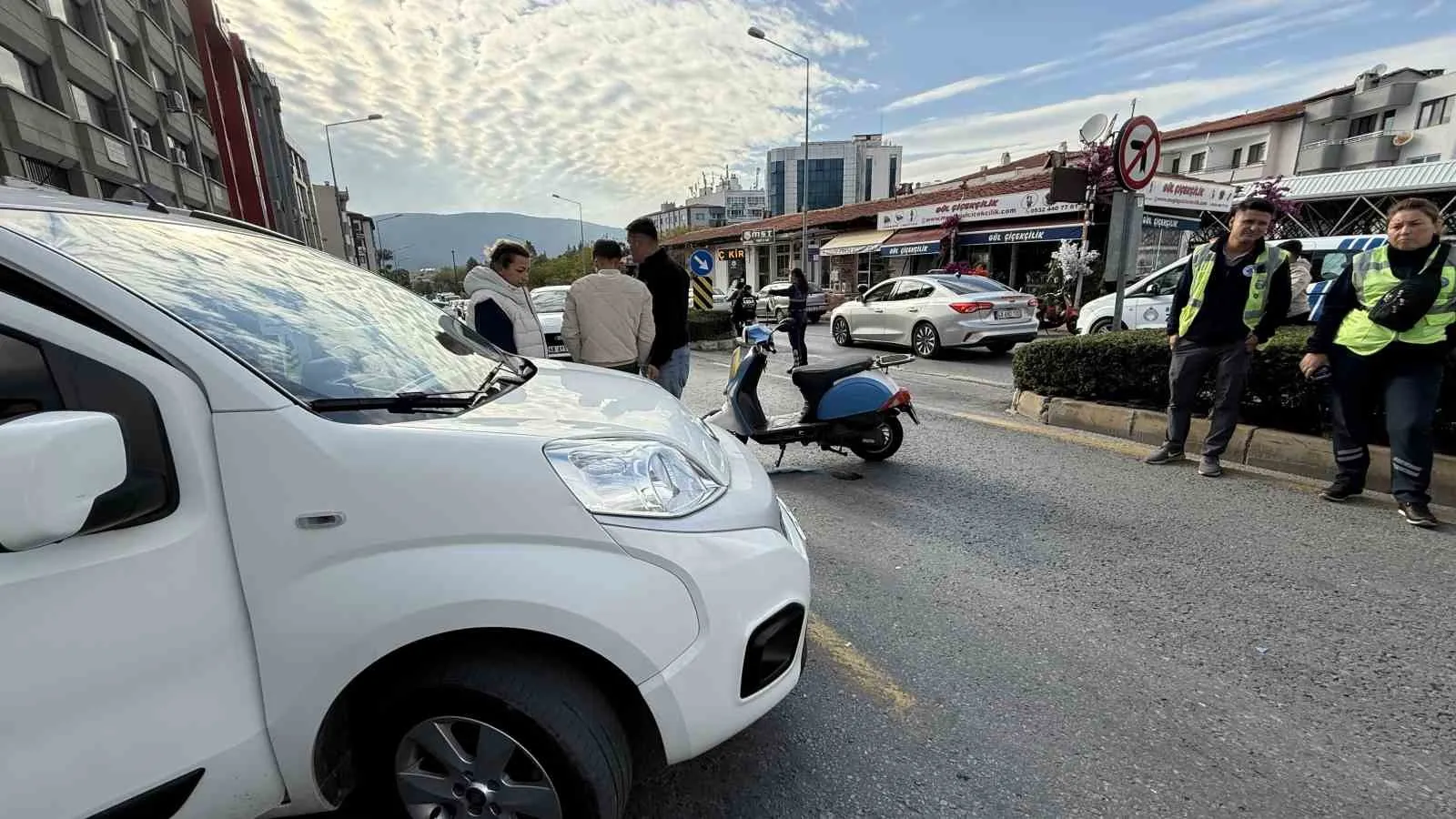 Menteşe’de cadde ortasında kaza: Motosikletli sürücü hastaneye kaldırıldı