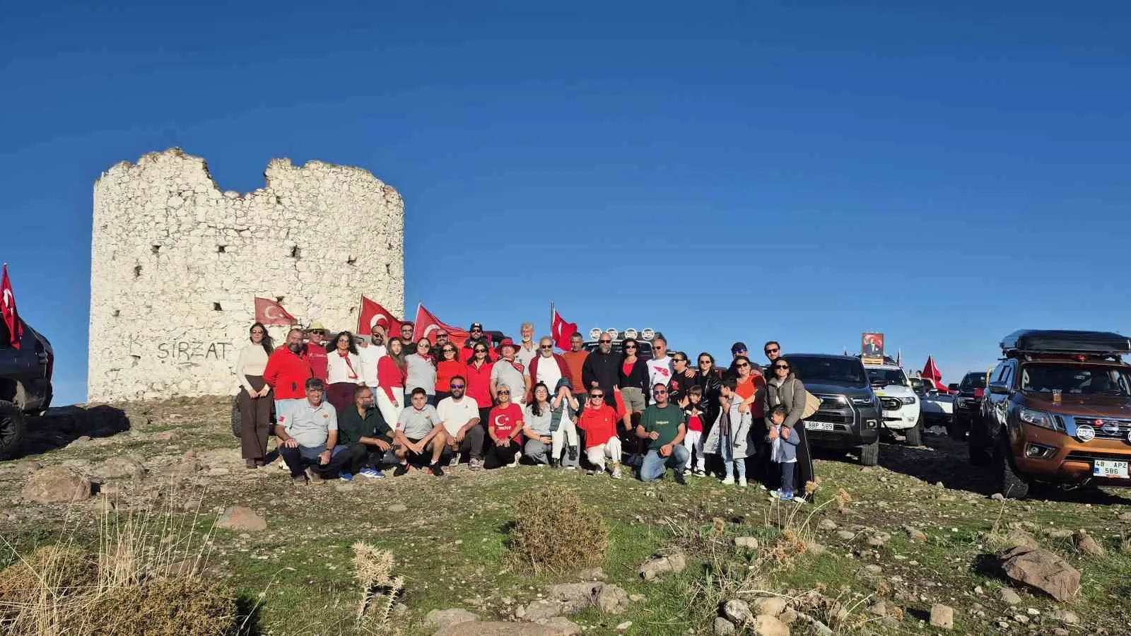 Bodrum yollarında Cumhuriyet coşkusu: Klasikler ve dev arazi araçları bir arada