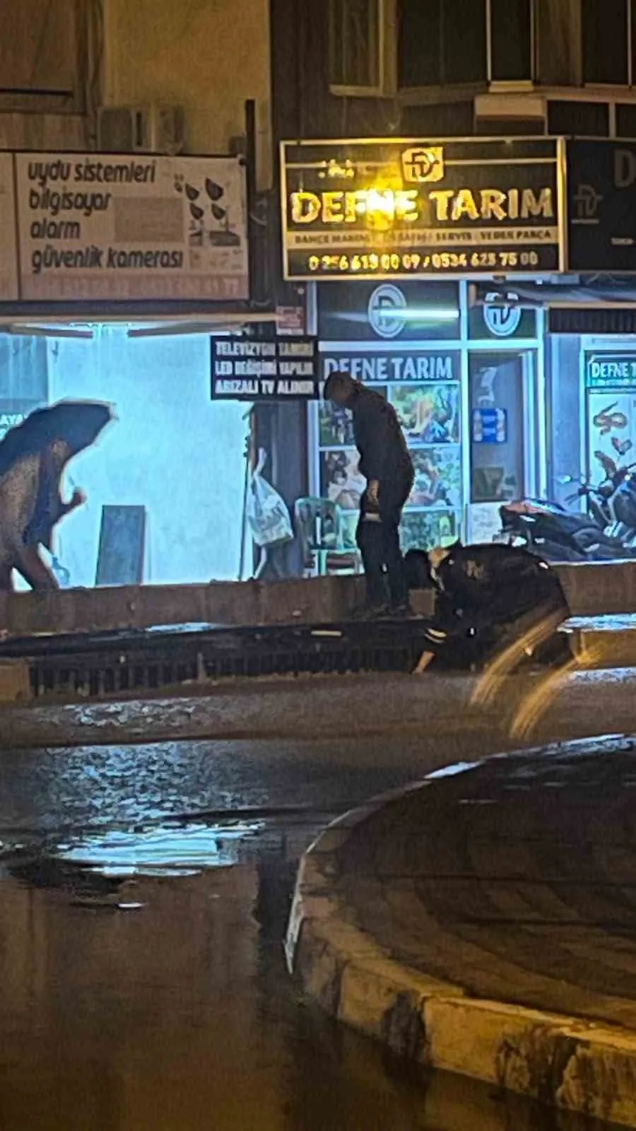 Kuşadası’nda gece yarısı kabusu: Yollar göle döndü, ekipler alarma geçti