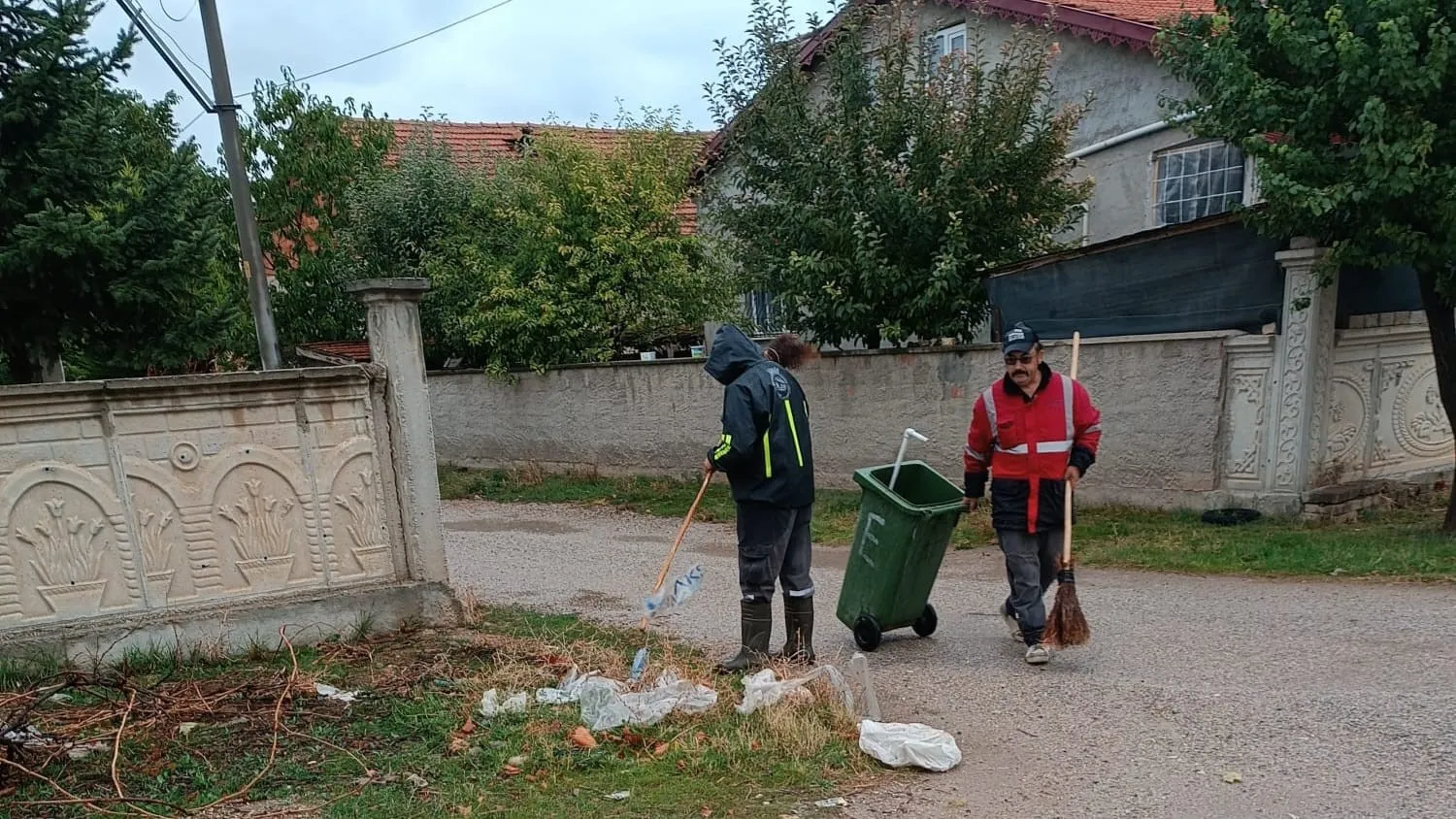 Bolvadin’de temizlik mesaisi: Ekipler mahalleleri pırıl pırıl yaptı