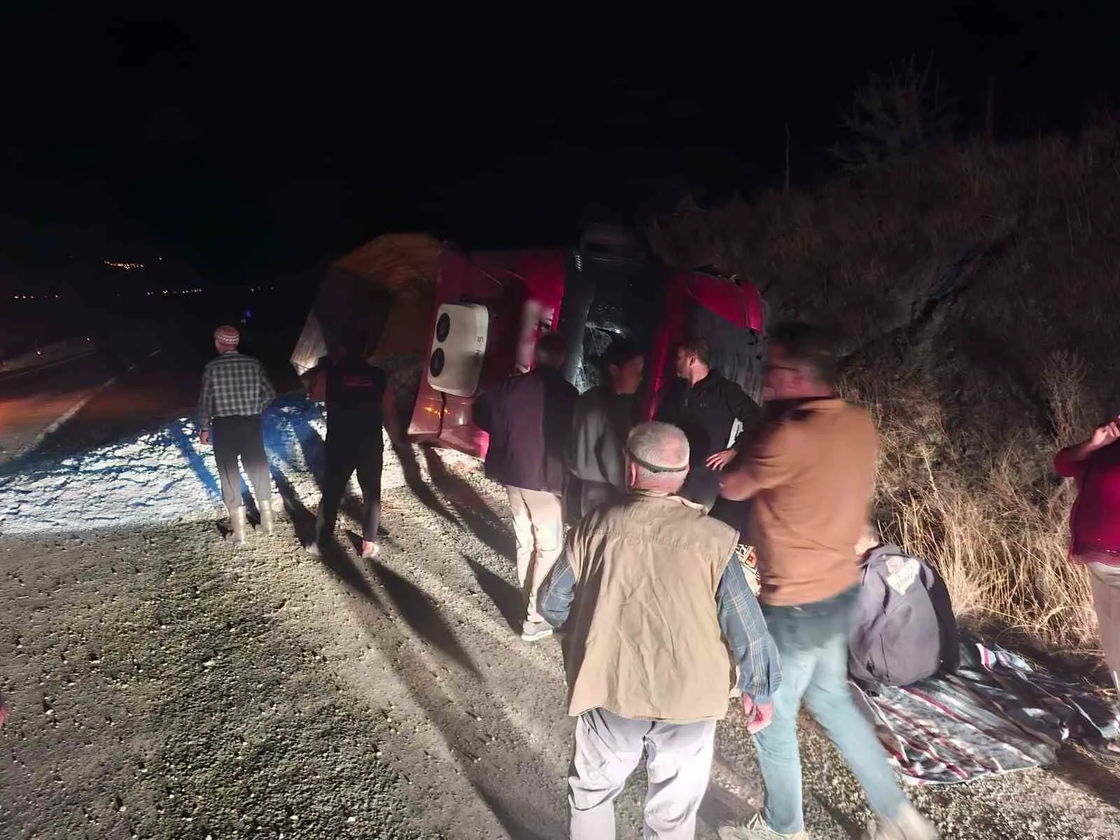 Aydın’da gece yarısı dehşeti: Kum yüklü tır devrildi