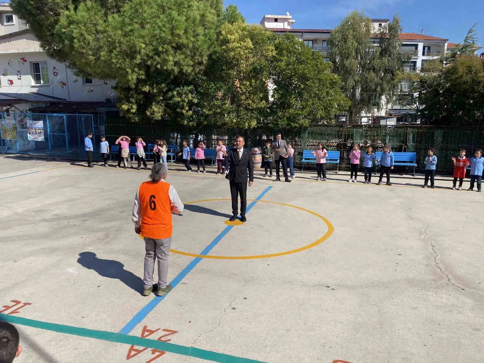 Minik ellerden büyük hayaller: Alaşehirli öğrenciler ticaretin inceliklerini okul bahçesinde öğreniyor