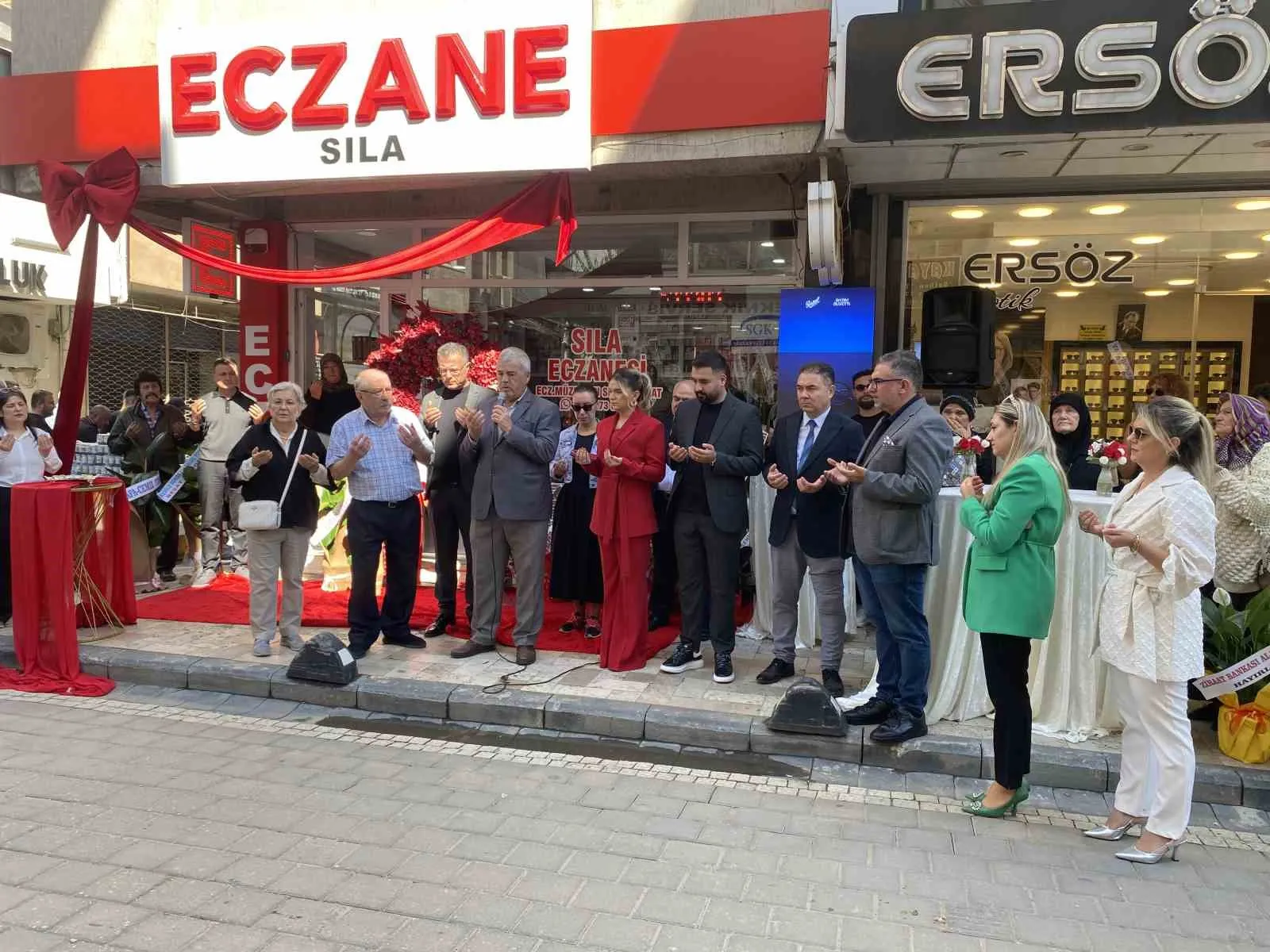 Eczane açılışında yürek burkan veda: Başhekim babasına verdiği sözü tuttu