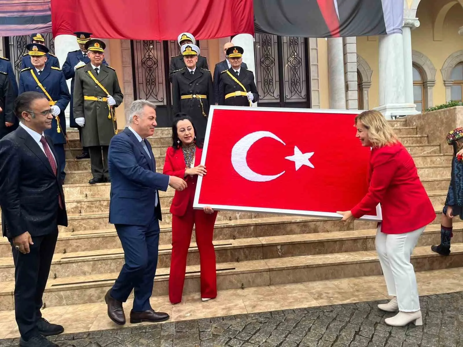 İzmir’de Cumhuriyet coşkusu tezgahta hayat buldu: Anlamlı hediye Vali Elban’a sunuldu