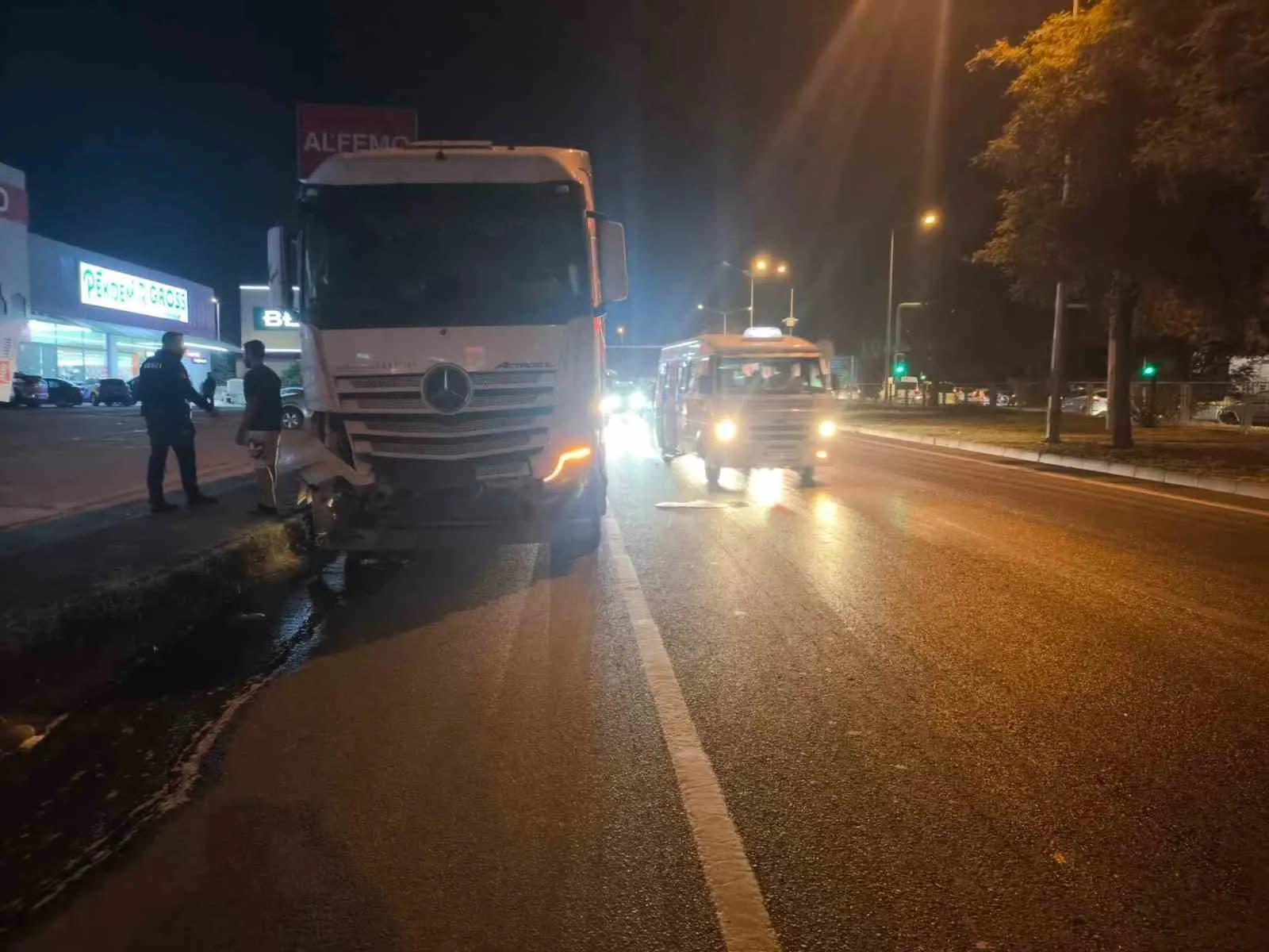 Aydın’da korkutan kaza: Çarpışmanın ardından elektrikli araç alev topuna döndü