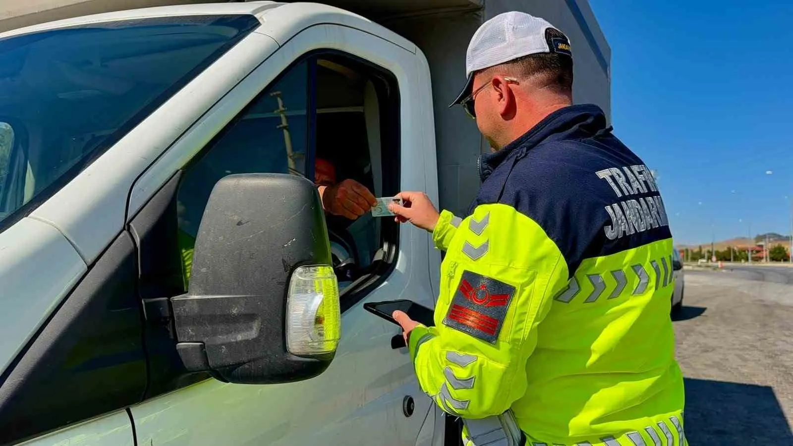 Bolvadin yollarında jandarma mesaisi: Sürücüler için 7/24 denetim