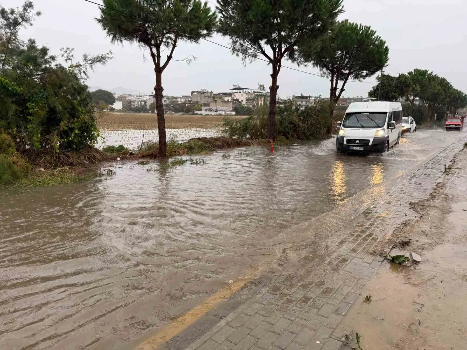 İncirliova'da gökyüzü boşaldı: Yollar kapandı, evleri su bastı