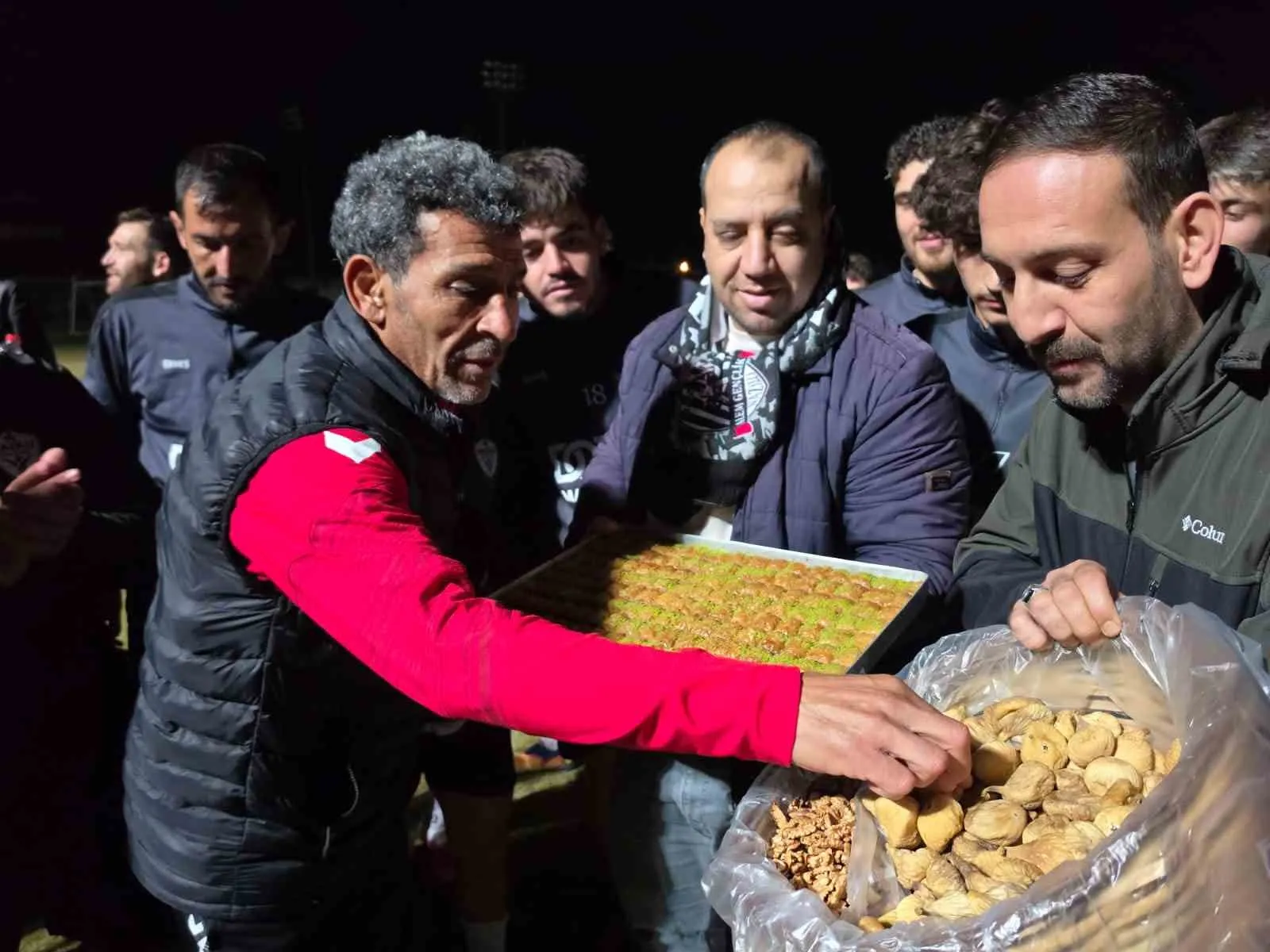 Nazilli'de Sazlı Gençlikspor mesaisi: Taraftardan takıma incirli moral desteği
