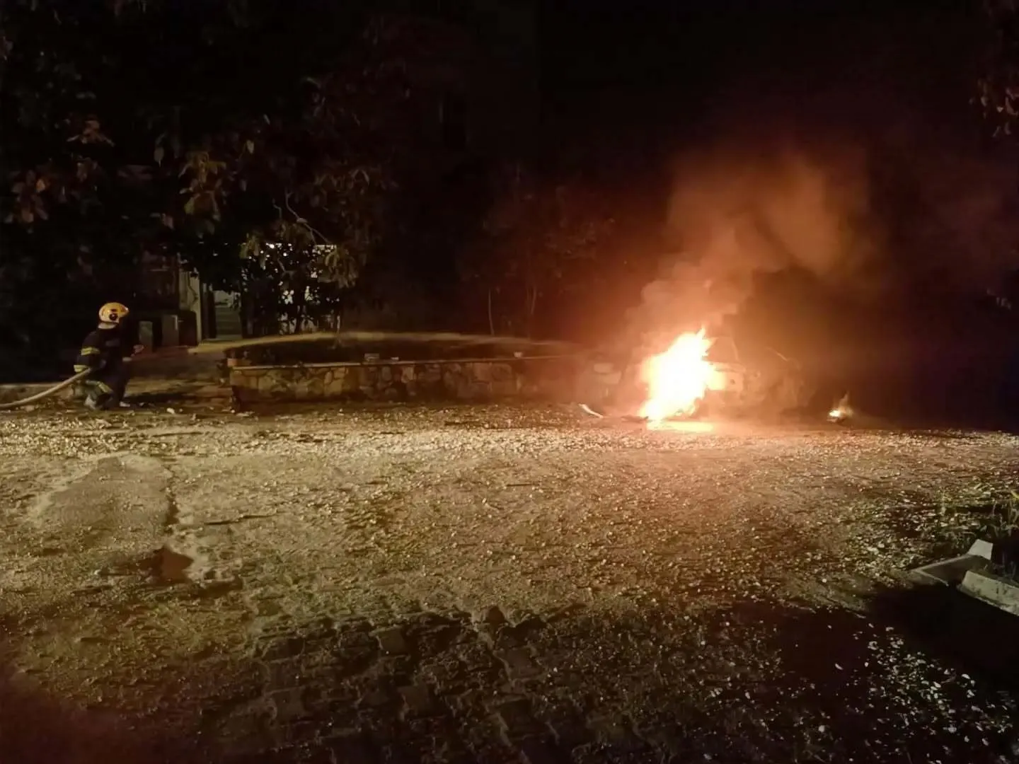 Pamukkale'de korku dolu anlar: Park halindeki araç küle döndü