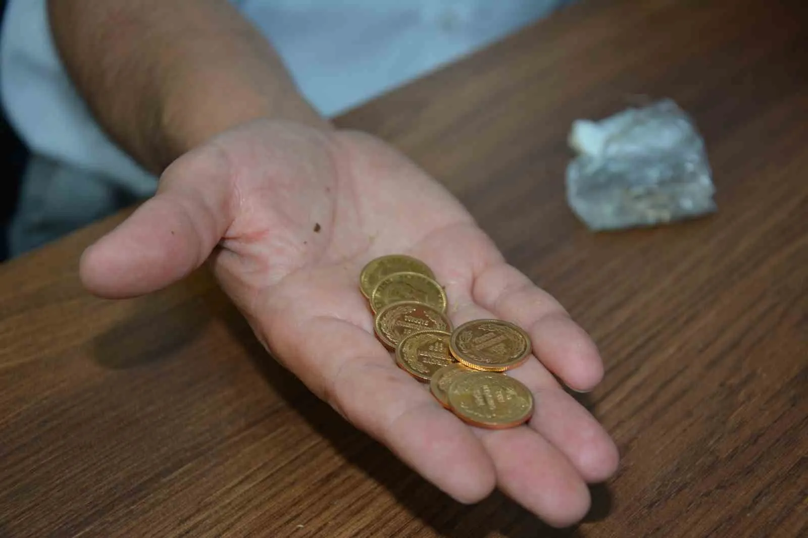 Kıbrıs gazisinden örnek davranış: Yerde bulduğu serveti sahibine ulaştırdı