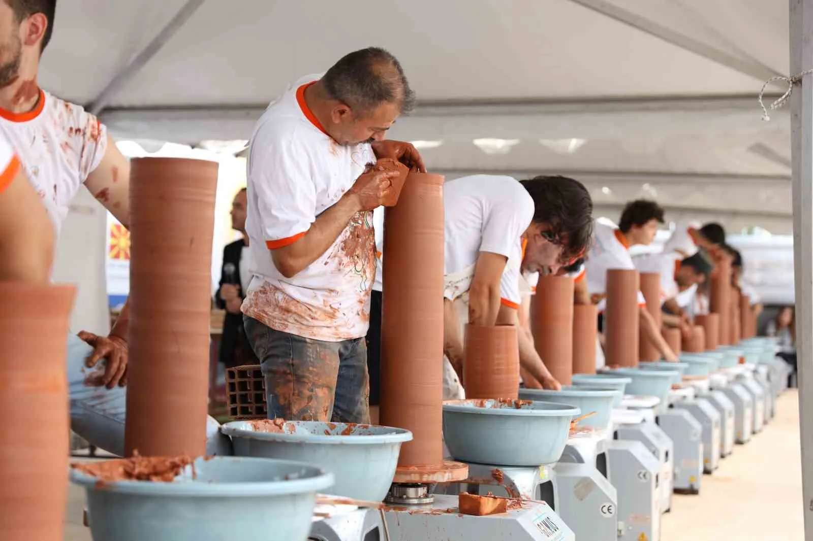 Fransız sanatçıdan dünyaya çağrı: Çömlekçilikte Menemen modelini inceleyin