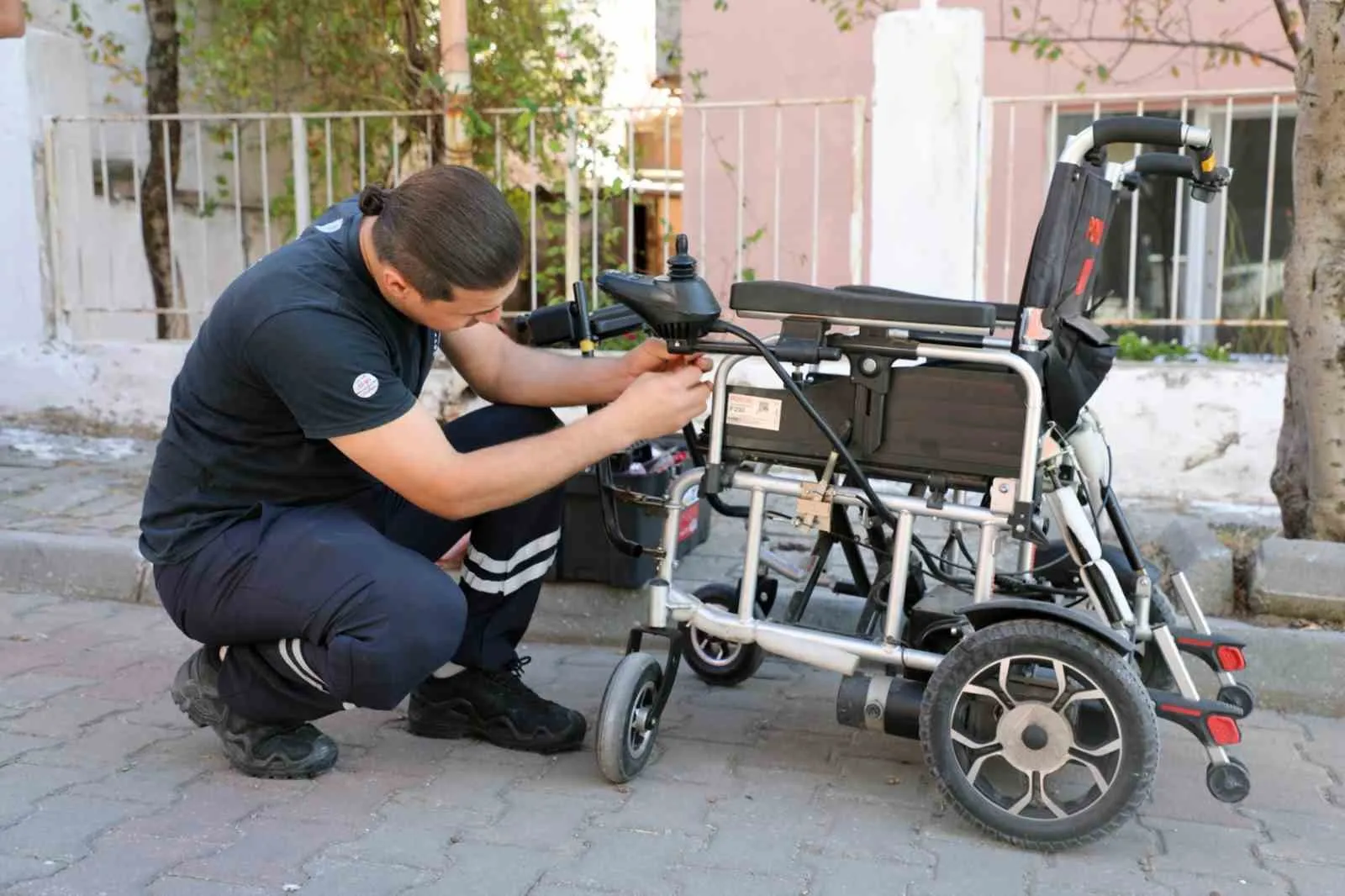 Muğla’da engelleri kaldıran dokunuş: Tekerlekli sandalyeler artık evlerde tamir ediliyor