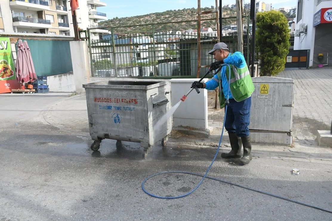 Kuşadası sokaklarında teknoloji devrimi: 20 kişilik işi tek başına yapıyor