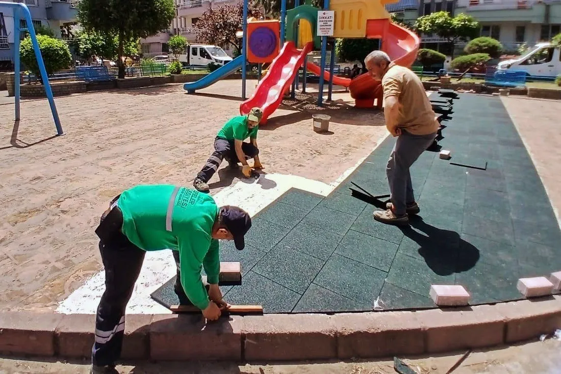 Efeler'de çocukların neşesi güvenle buluşuyor: Parklar baştan aşağı yenileniyor