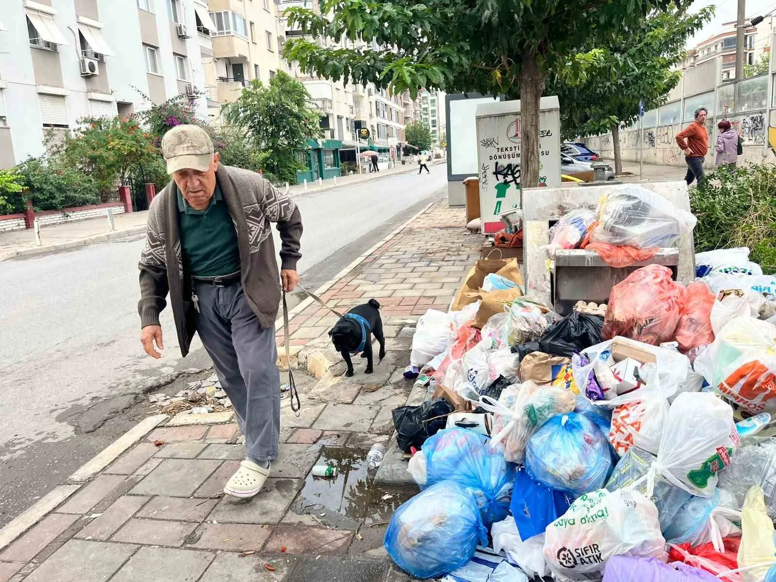 Karşıyaka’da çöp krizi isyan ettirdi: Sokaklar adeta çöp dağlarına döndü