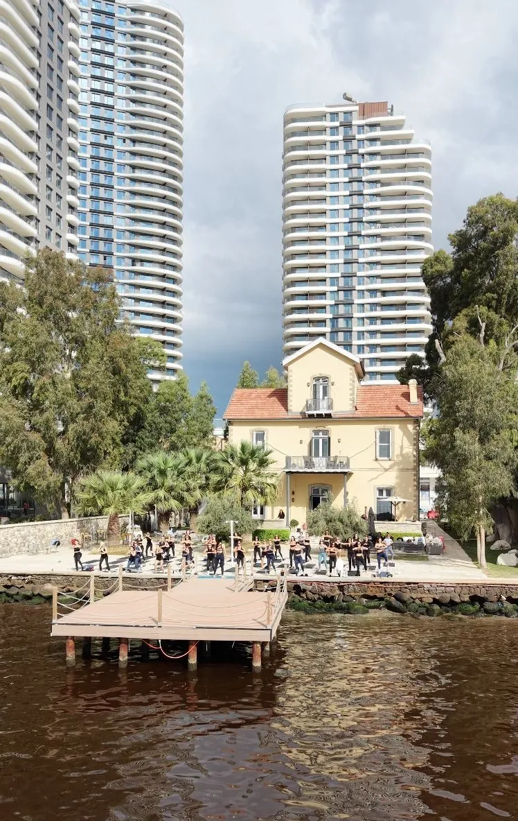 İzmir’in sahil hattında sporla gelen yaşam enerjisi: Neva ve Riva Yalı’dan özel davet