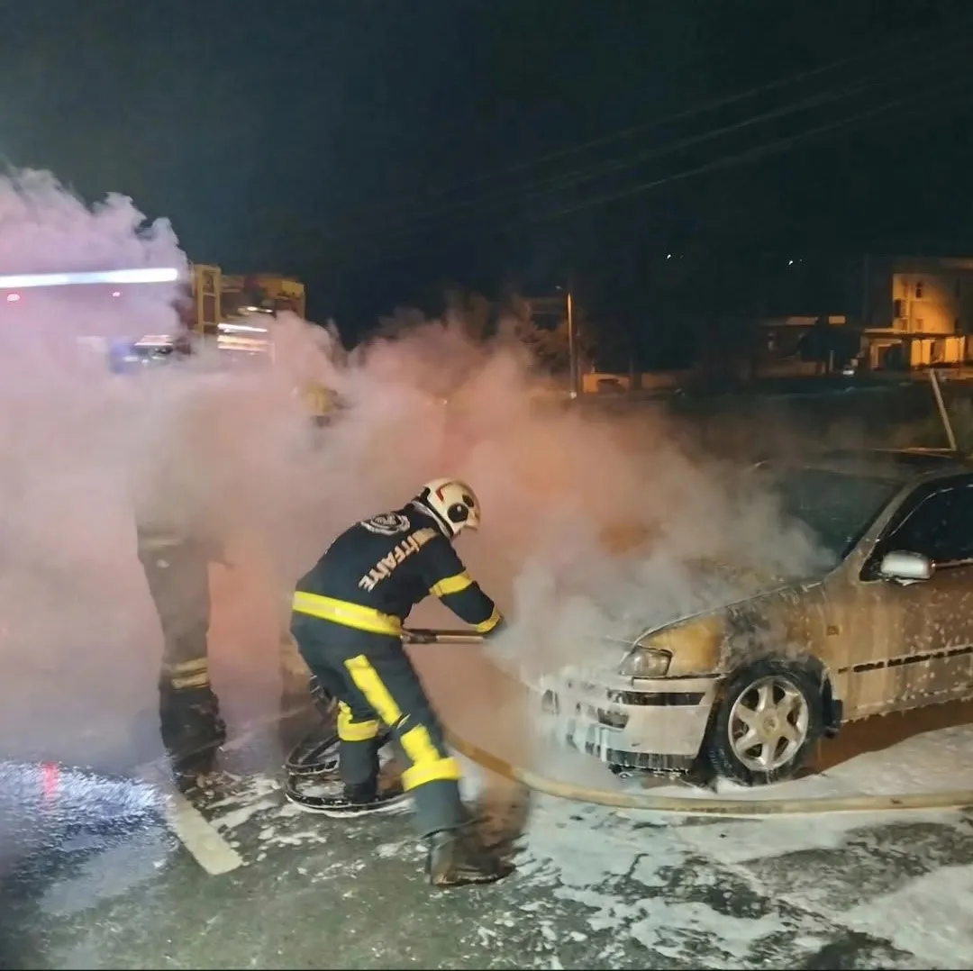 Acıpayam'da korku dolu anlar: Park halindeki otomobil alevlere teslim oldu