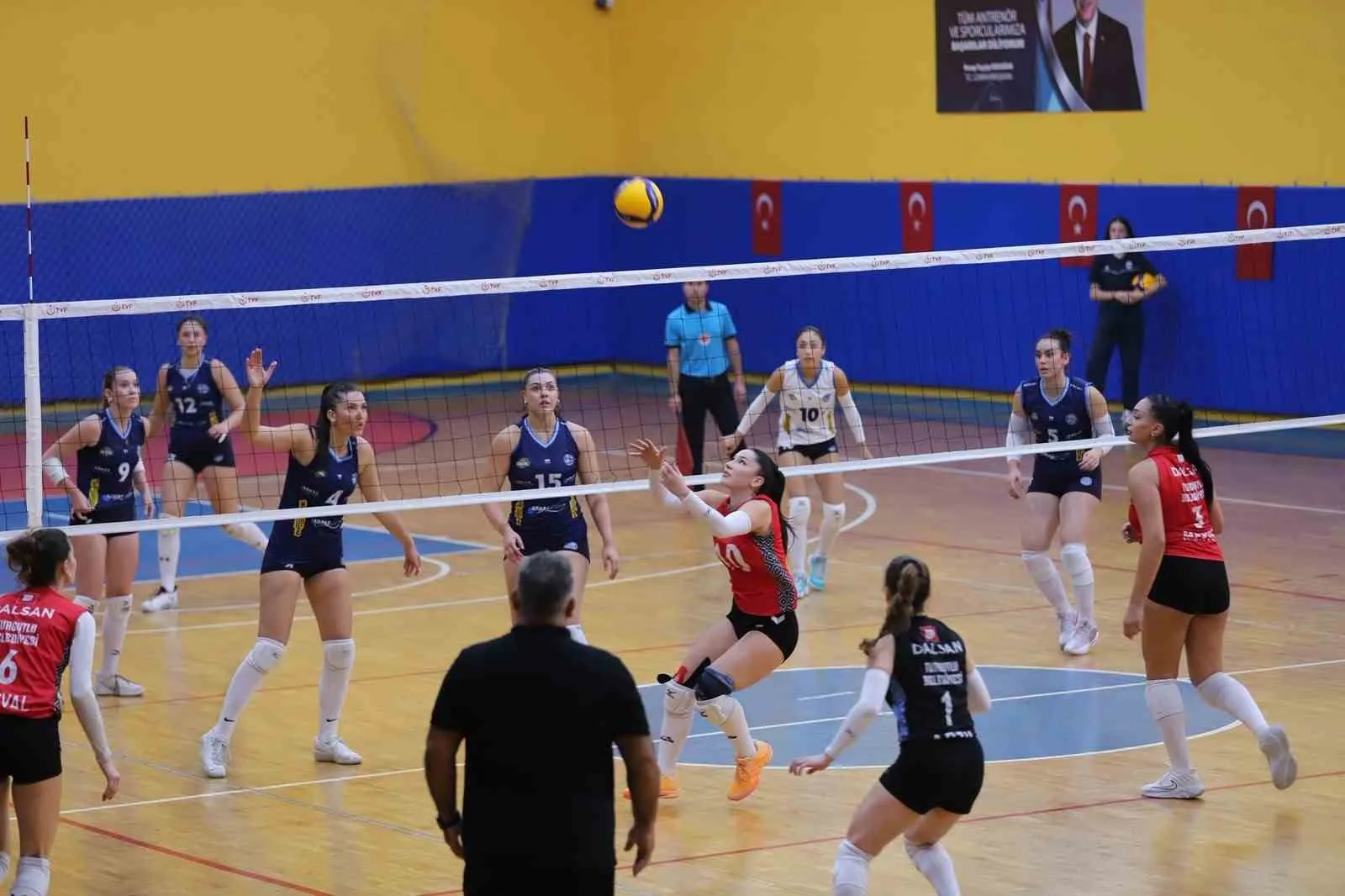 Turgutlu temsilcilerinden hafta sonu mesaisi: Voleybolda zafer, basketbolda hüzün